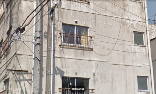 新潟の廃アパートの窓に・・・ - 心霊写真