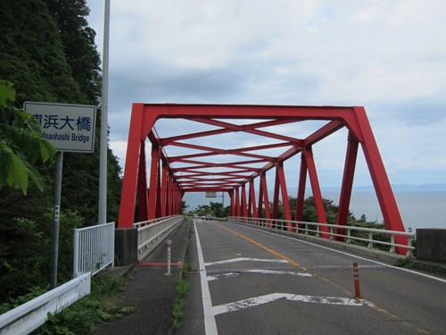 シーサイドラインの赤い橋（浦浜大橋）の写真