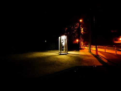 鎌倉霊園太刀洗門前の電話ボックスの写真