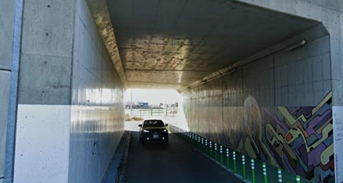 西久保橋東地下道（茅ヶ崎JCTの高架下トンネル）の写真