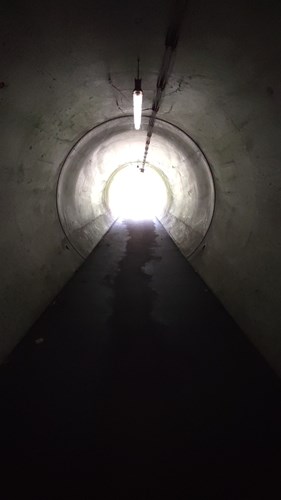 波立トンネル脇の歩行者用トンネルの写真