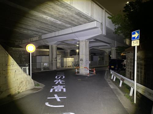 上麻生道路の陸橋下の写真