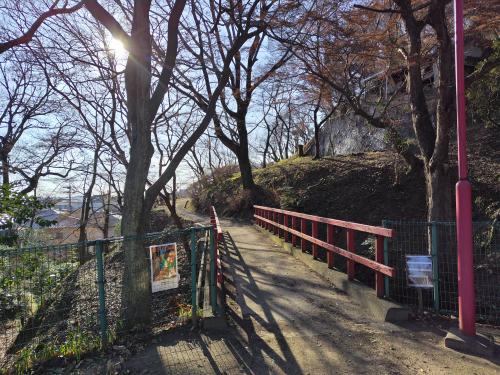 井戸公園の赤い橋の写真