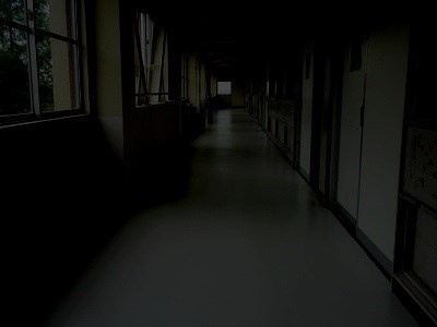真っ暗な廊下の画像